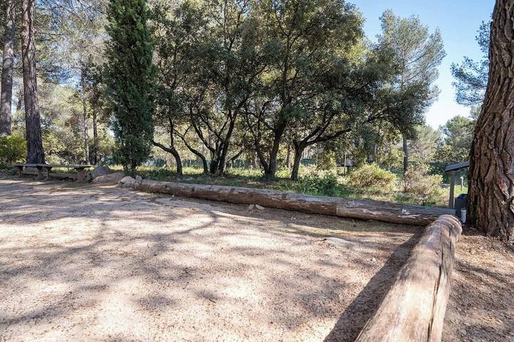 Location de vacances pour 8 personnes, avec jacuzzi ainsi que terrasse et jardin à Saint-Marc-Jaumegarde