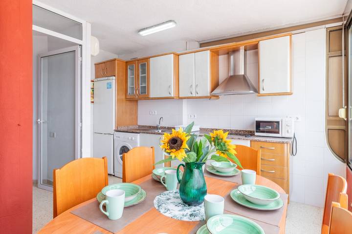 Apartamento entero, Apartamento 'Coblanca 7' con terraza privada, Wi-Fi y aire acondicionado in Playa de Levante, Costa Blanca