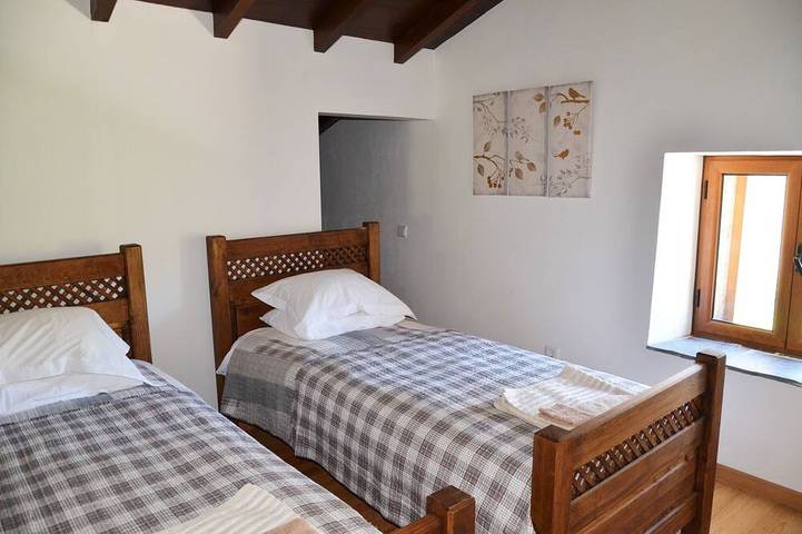 Sleeps 6 people Entire use of house, pool and all facilities. Exclusively yours. in Aldeias de Xisto