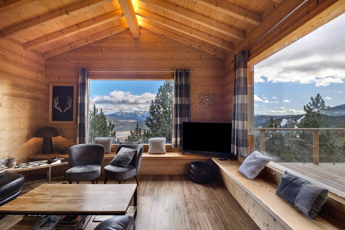 Chalet Sorbiers: 8 Schlafzimmer, herrlicher Seeblick, private Terrasse & Skifahren in 150 m Entfernung in Les Angles, Parc naturel régional des Pyrénées catalanes