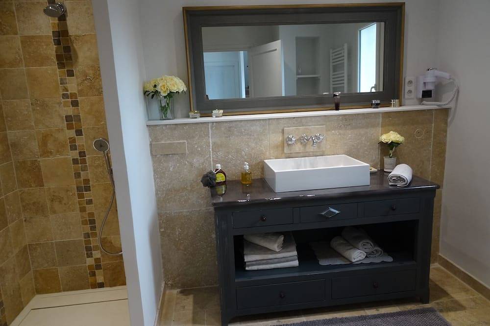 The Wall. For vacations in superb surroundings, ideal for up to 6 people. in La Cadière-d'Azur, Toulon region