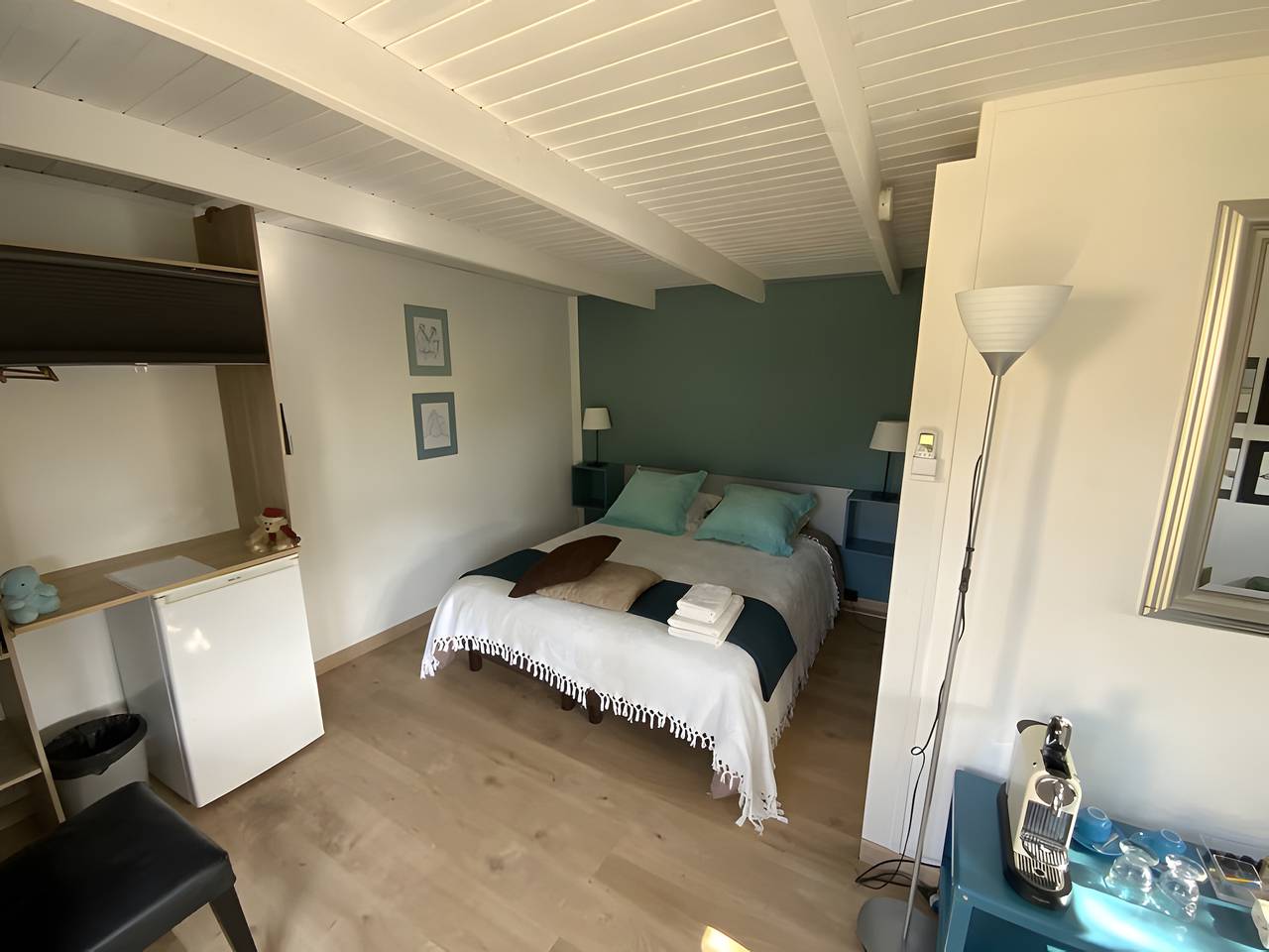 Chambre d'hôtes 'Bleu' avec piscine partagée, terrasse privée et climatisation in Nîmes, Région de Nîmes