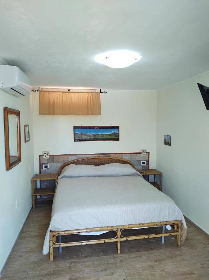 Location de vacances pour 2 personnes, avec jardin ainsi que vue et piscine à Santa Domenica Talao - 2