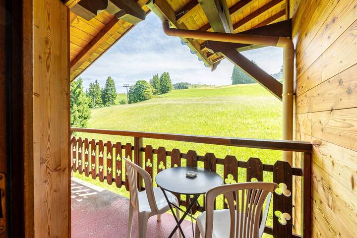 Entire studio, Studio Apartment '7 - La Pierramenta' with Mountain View, Shared Garden and Wi-Fi in Cohennoz, Albertville region