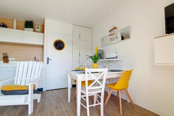 Gîte pour 2 personnes, avec vue ainsi que piscine et terrasse, animaux acceptés dans Office De Tourisme De Plougonvelin - 4