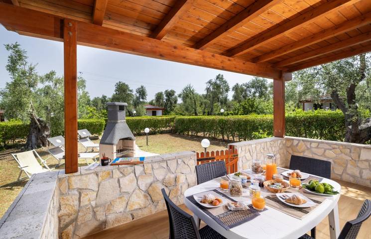 Location de vacances pour 6 personnes, avec terrasse ainsi que piscine et jardin, animaux acceptés à Vieste - 3