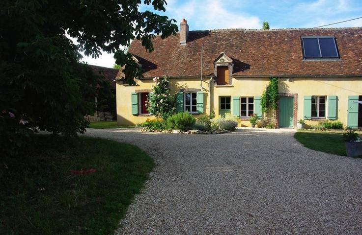 Chambre d’hôte pour 4 personnes, avec vue ainsi que jardin et terrasse à Vaupillon