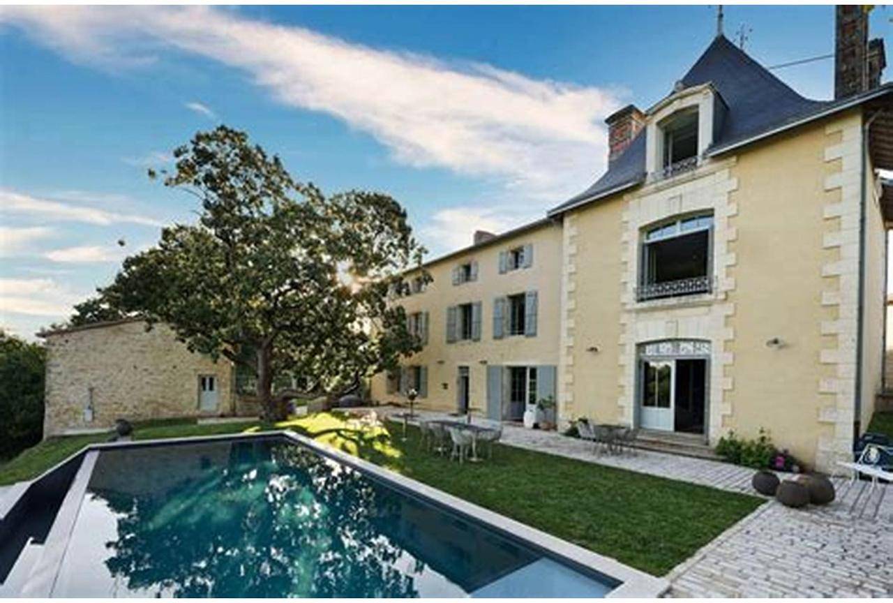 Five-Bedroom House in Azay-le-Brûlé, Région de Niort