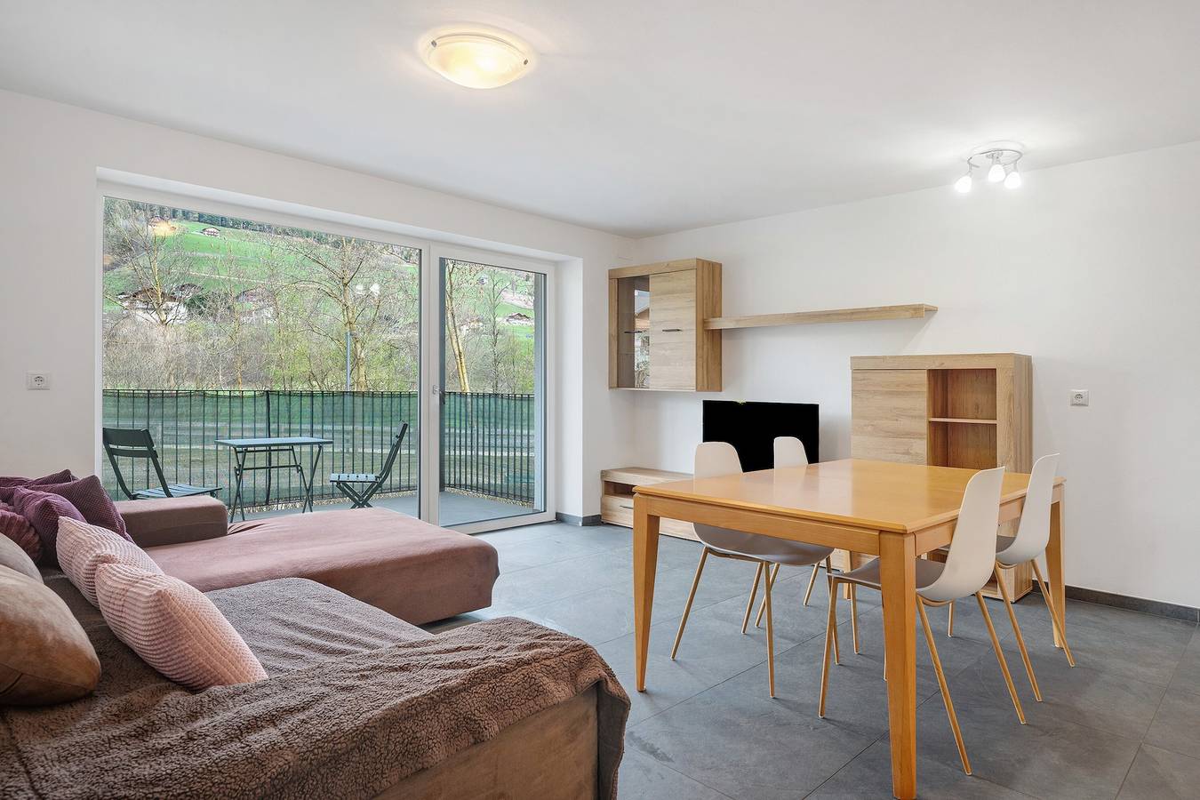 Ganze Wohnung, Apartment 'Talferblick Burg' mit Bergblick, privater Terrasse und Wlan in Sarnthein, Sarntal