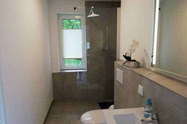 Ganze Wohnung, -Sanierte- Idyllische Ferienwohnung direkt am See mit hauseigenem Badesteg in Leizen, Müritz