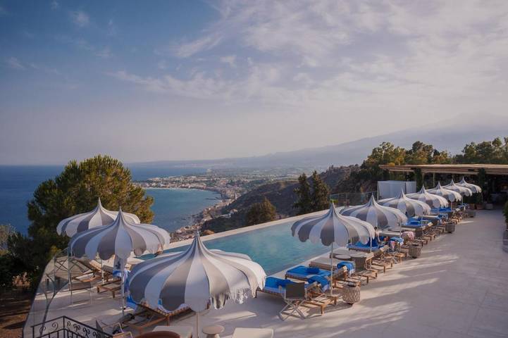Resort per 2 persone, con Idromassaggio e Terrazza nonché Giardino e Piscina in Provincia di Messina