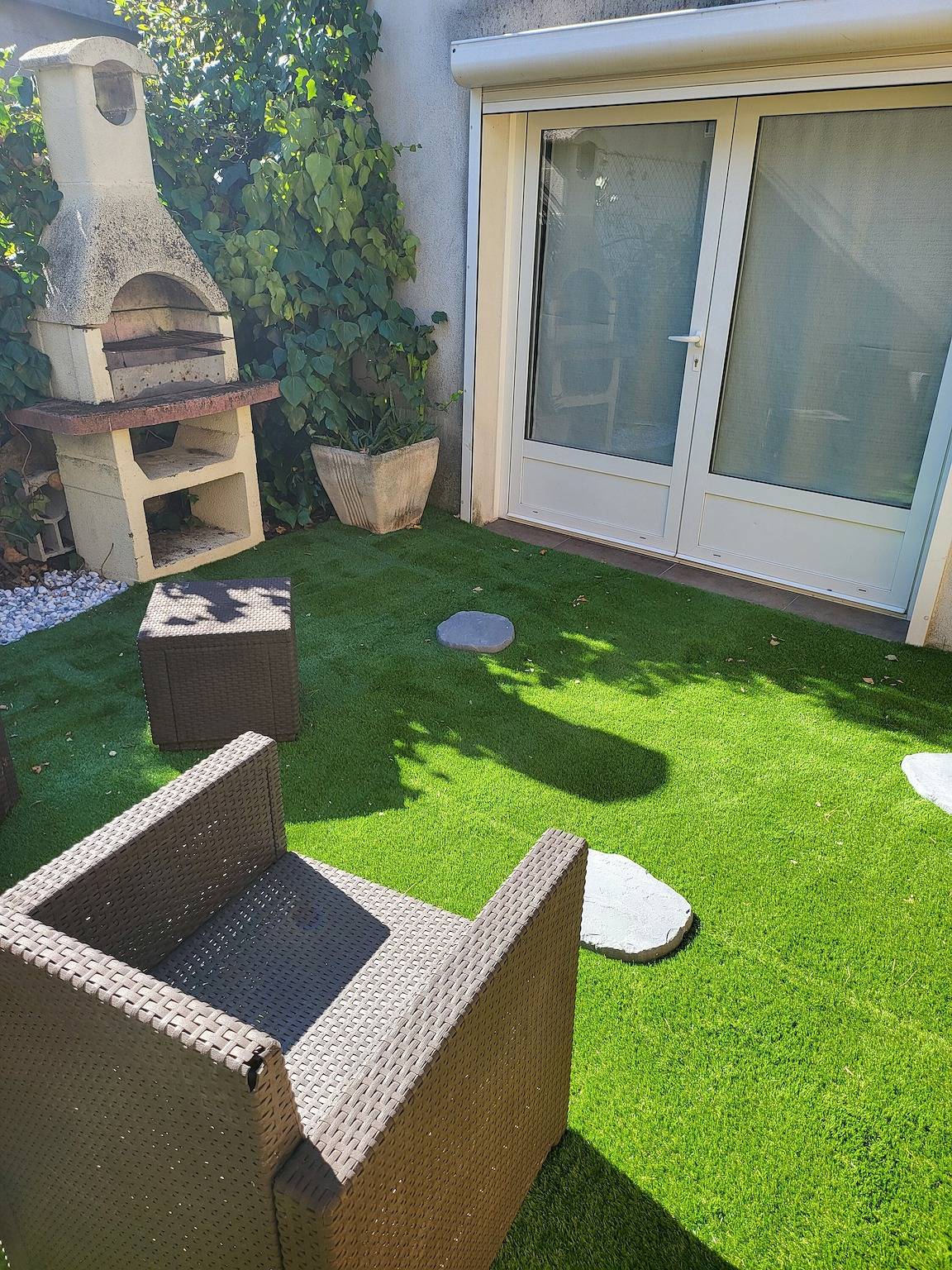 Appartement entier, Appartement 'Loft Loc 25 m² Maison Calme' avec Terrasse Privée, Wi-Fi et Climatisation in Les Angles (Gard), Région de Nîmes