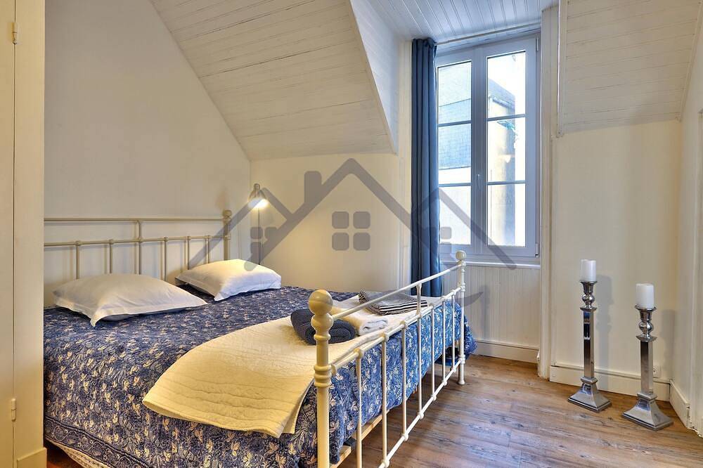 Charming house with terrace facing the sea in Treffiagat, Quimper und Umgebung