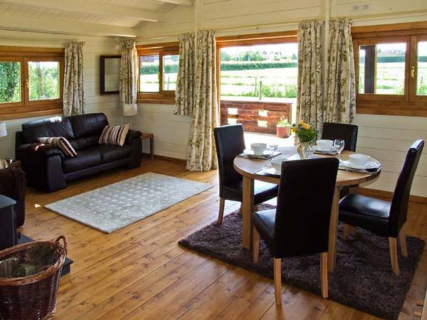 Cabaña de madera para 2 personas con terraza in Cropthorne, Worcestershire