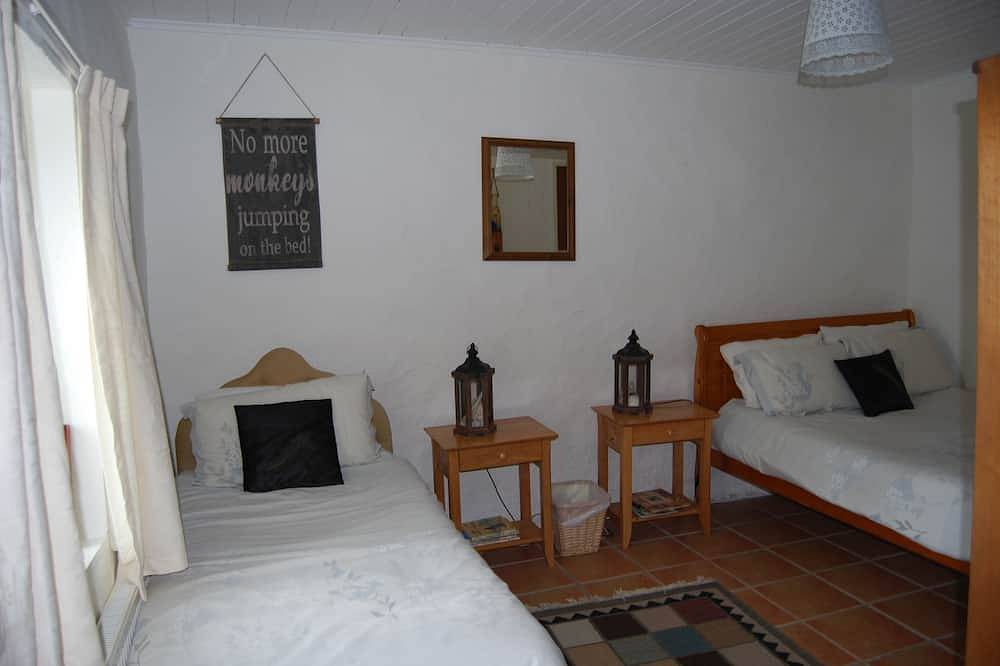Entire apartment, Beautiful old style cottage with sea views 