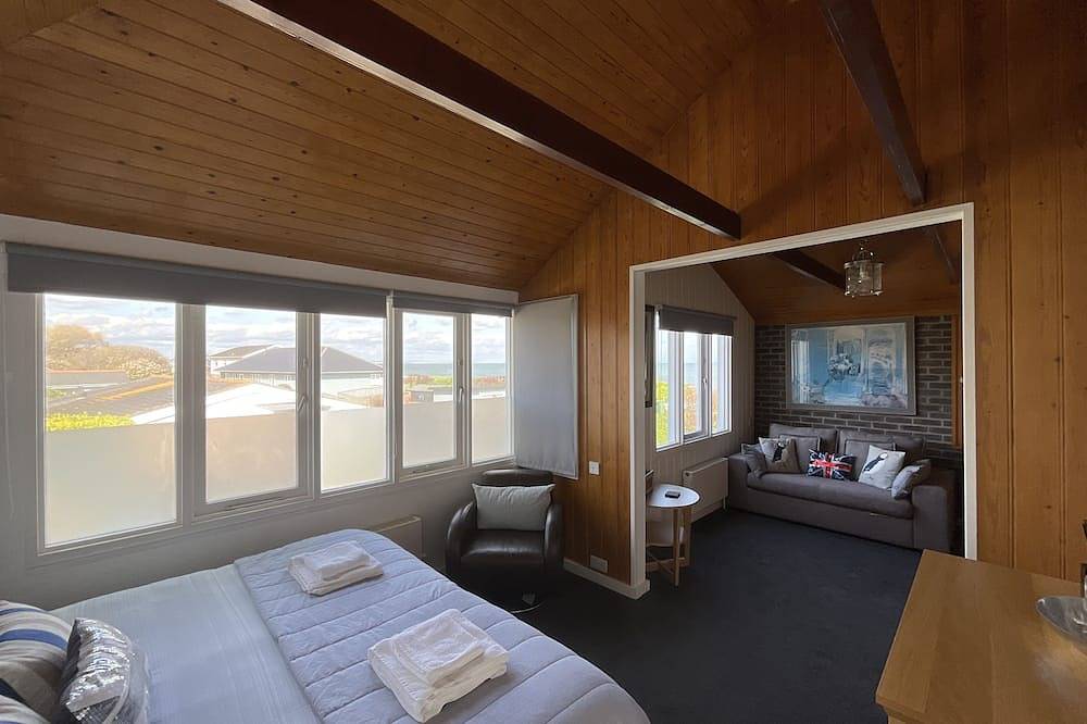 Sea Front Luxury Beach House, Panoramic Views, Direct Beach access, West Sussex in Selsey, West Sussex