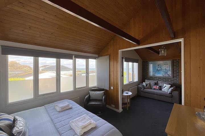 Sea Front Luxury Beach House, Panoramic Views, Direct Beach access, West Sussex in Selsey, West Sussex