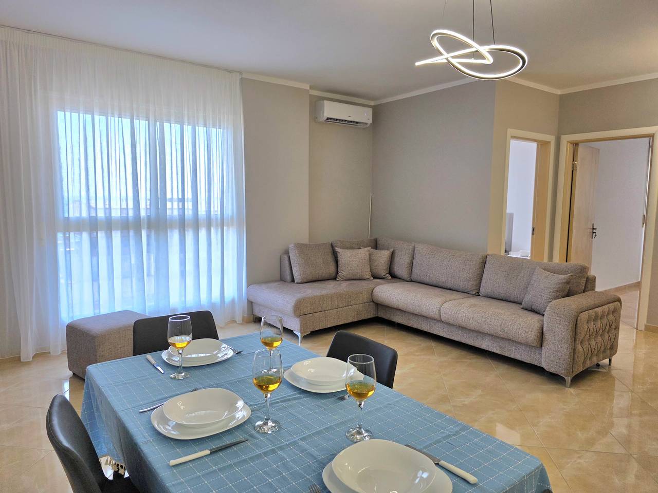 Ganze Wohnung, Ferienwohnung für 5 Personen mit Balkon in Durrës, Albanien