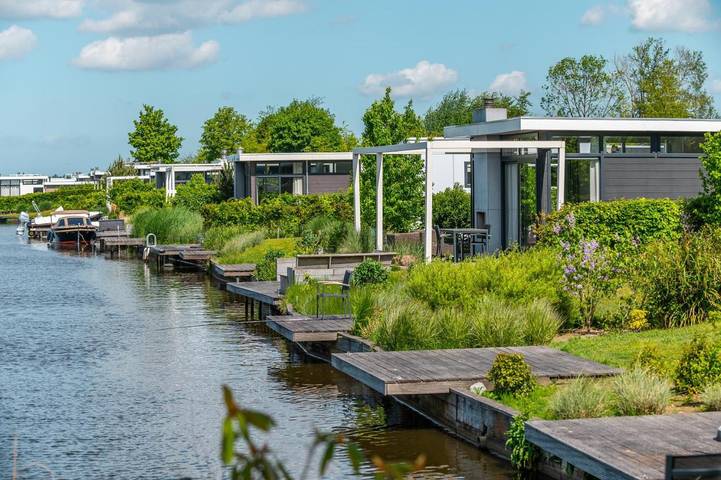 Bungalow voor 4 personen, with Terras and Tuin as well as Zwembad in Nunspeet