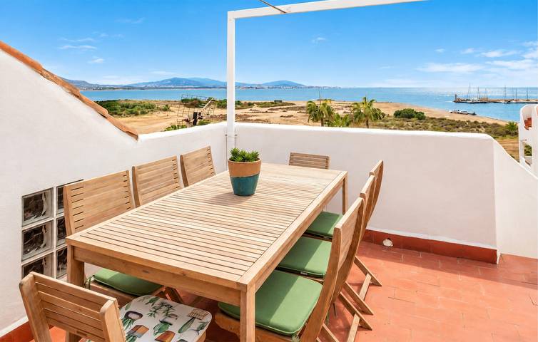 Appartement de vacances entier, Appartement de 100 m2 au bord de la mer avec piscine et terrasse in La Manga del Mar Menor, Carthagène
