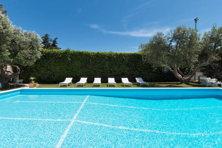 Location de vacances pour 13 personnes, avec jardin ainsi que piscine et terrasse, animaux acceptés à Gagliano del Capo - 4