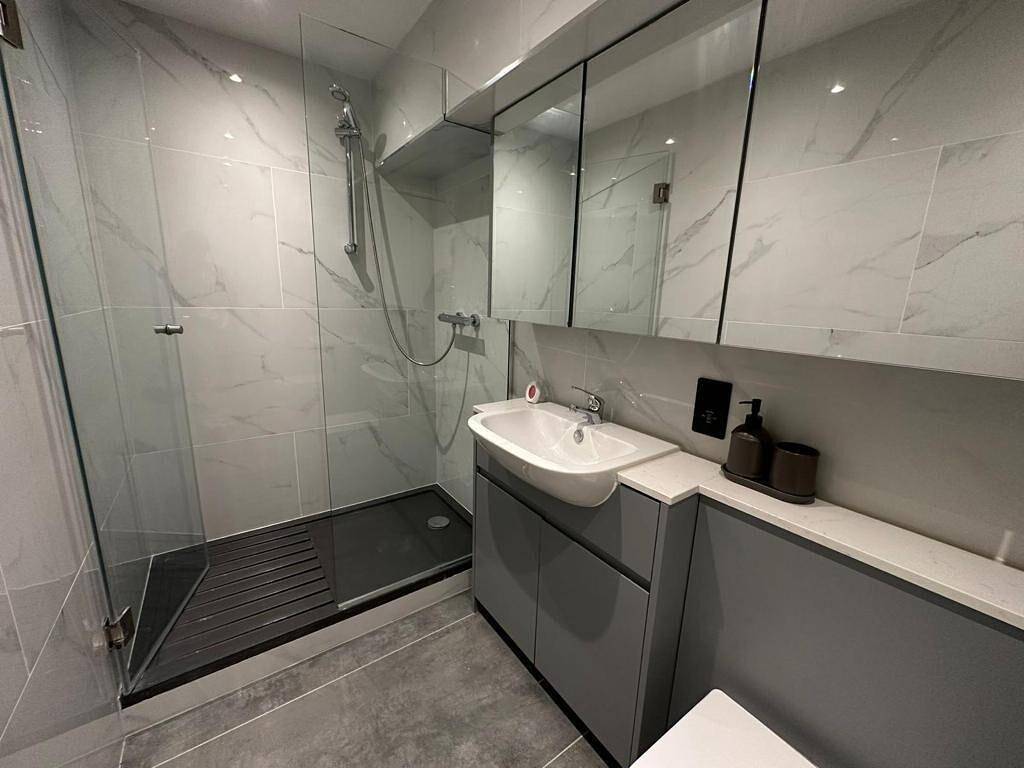 House - Sleeps 4 & Free Parking in Camden, London