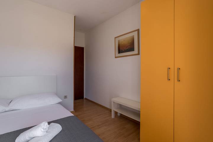 Apartament wakacyjny dla 6 osób, z ogród i taras, zwierzęta dozwolone w Stari Grad