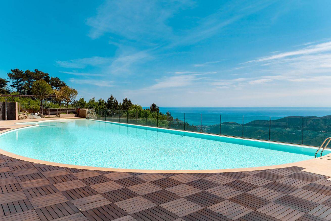 Entire apartment, Albatros - swimming pool with sea view and terrace in Magliolo, Ligurian Alps