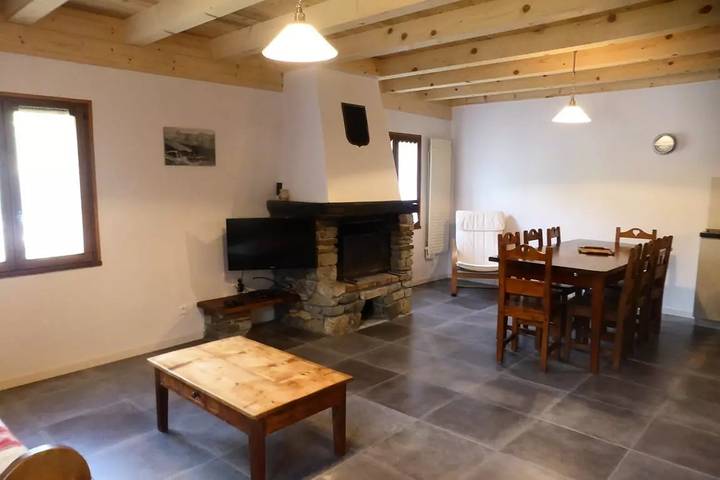 Chalet pour 8 personnes, avec terrasse et vue, animaux acceptés dans Arêches