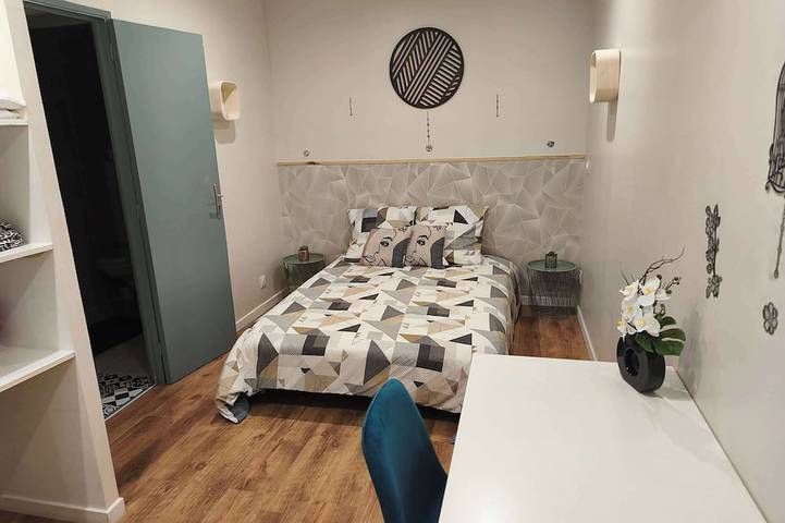 Ganze Wohnung, Ground-Floor Apt for 2 · Free Private Parking in Charleville-Mézières, Ardennen