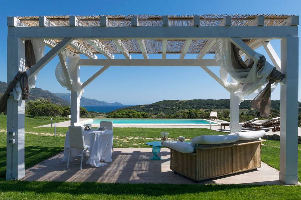 Fabelhafte exklusive Villa mit Meerblick in Strandnähe in Sant'Anna, Alghero