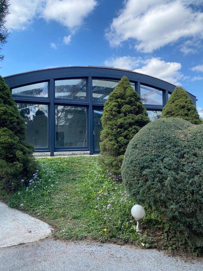 Location de vacances pour 14 personnes, avec jardin ainsi que piscine et vue, animaux acceptés à Le Pont-de-Beauvoisin - 4