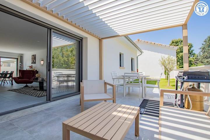 Gîte pour 6 personnes, avec Terrasse ainsi que Jardin et Piscine