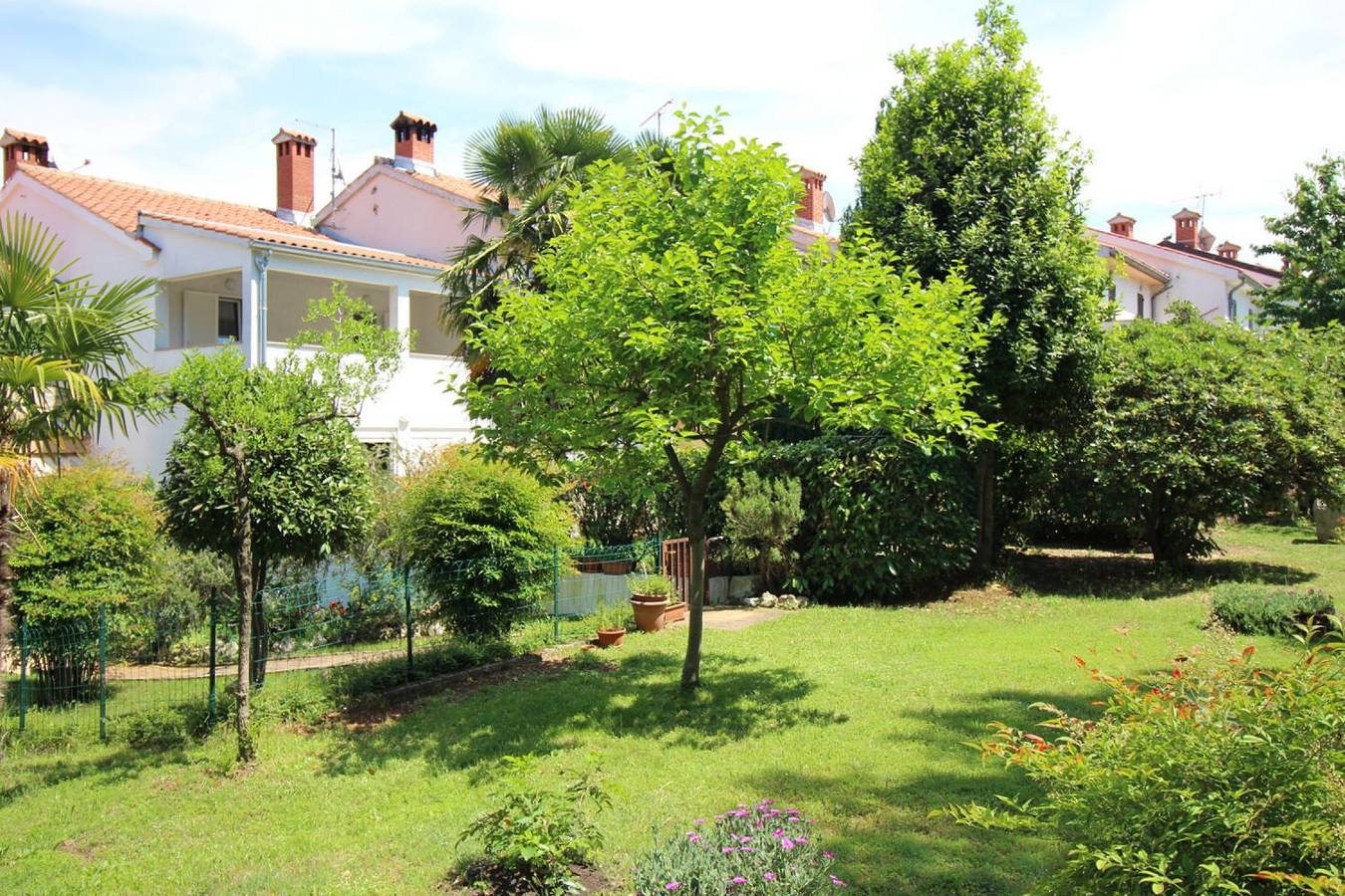 Ganze Wohnung, Helles Apartment nur 350 Meter zum Strand mit privatem Balkon und Meerblick in Poreč, Grad Poreč