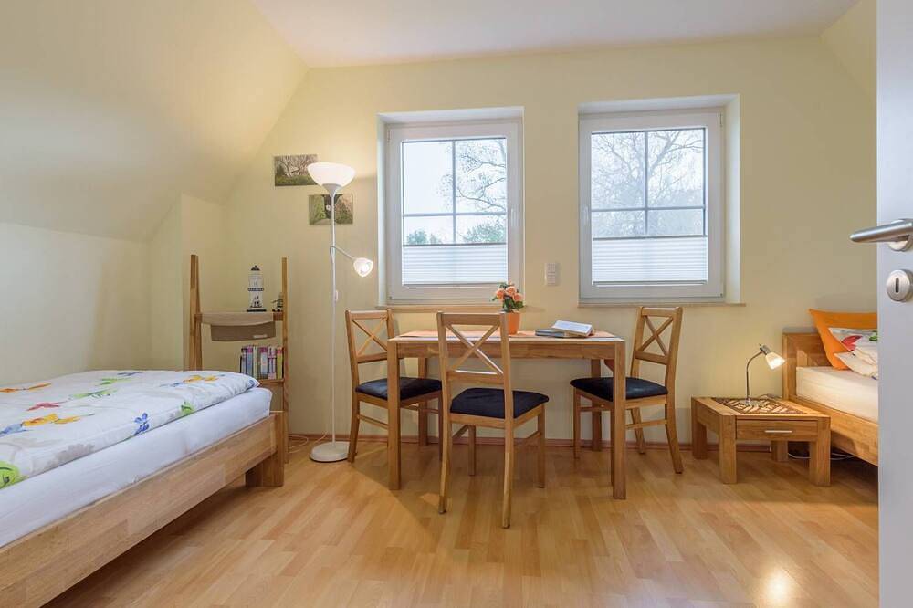 Reetgedecktes Ferienhaus Rotmilan mit Sauna und Kamin in ruhiger Lage auf Rügen in Vieregge, Neuenkirchen (Rügen)