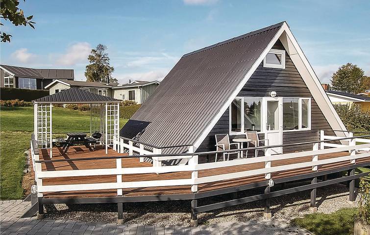 Ferieudlejning for 4 personer, med Terrasse og Have i Hejlsminde