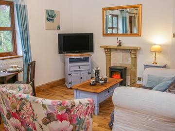 Log Cabin for 2 People in Cheshire, North West England, Photo 2