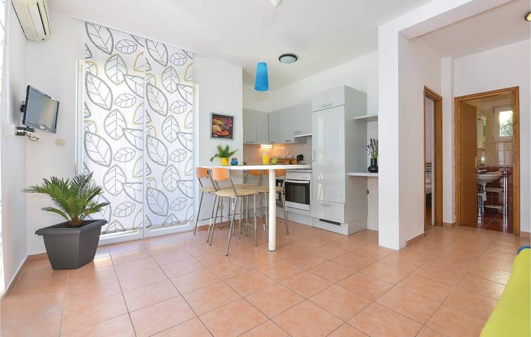 Ganze Ferienwohnung, Gemütliche Wohnung mit Terrasse, WLAN und Parkplatz, 1,5 km vom Strand entfernt in Vodice, Šibenik-Knin