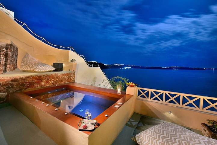 Villa for 7 people, with balcony and hot tub in Oia