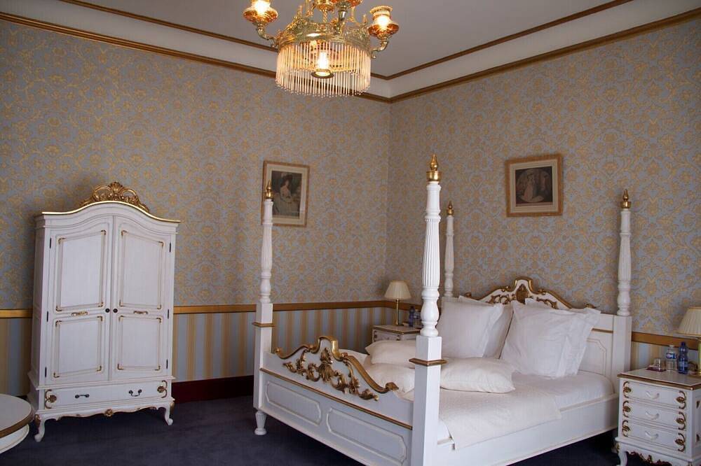 Luxury Renovated Castle Beguin - 18 rooms for max 40/50 persons, pool, tennis... in Lurcy-Lévis, Allier