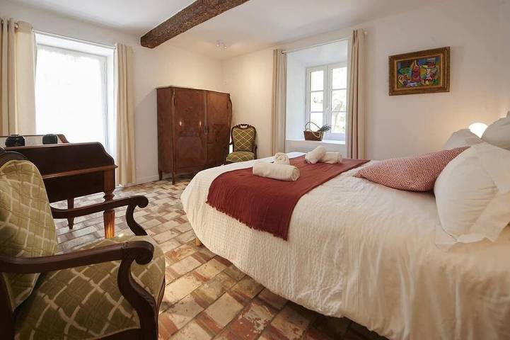 This castle is a 9 bedroom(s), 4 bathrooms, located in Néoules, Provence-Alpes-Côte d'Azur. in Néoules, Côte méditerranéenne (France)