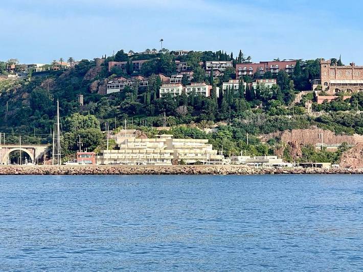 Hôtel pour 3 personnes, avec bassin pour enfant et terrasse ainsi que vue et piscine, animaux acceptés