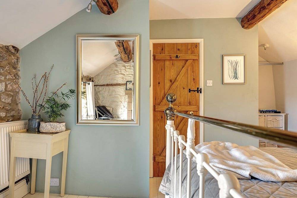 Gorgeous romantic cottage retreat, with gardens & Peak District views in Winster, Derbyshire
