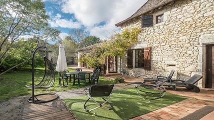 Gîte pour 6 personnes, avec piscine ainsi que jardin et terrasse à Bouniagues