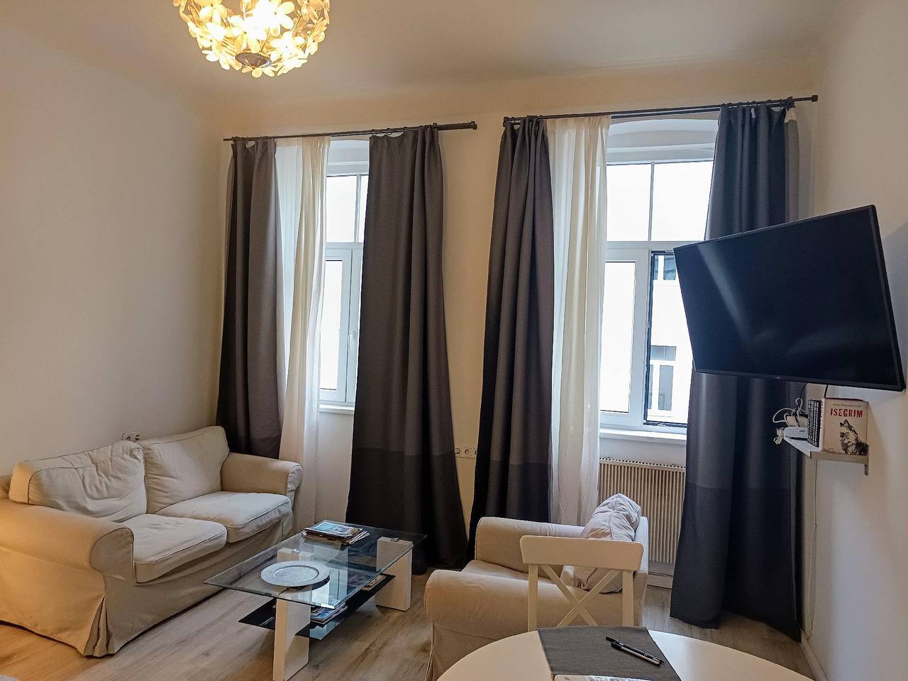 Ganze Ferienwohnung, Stylish and cozy apartment near the center in Wien, Wienerwald