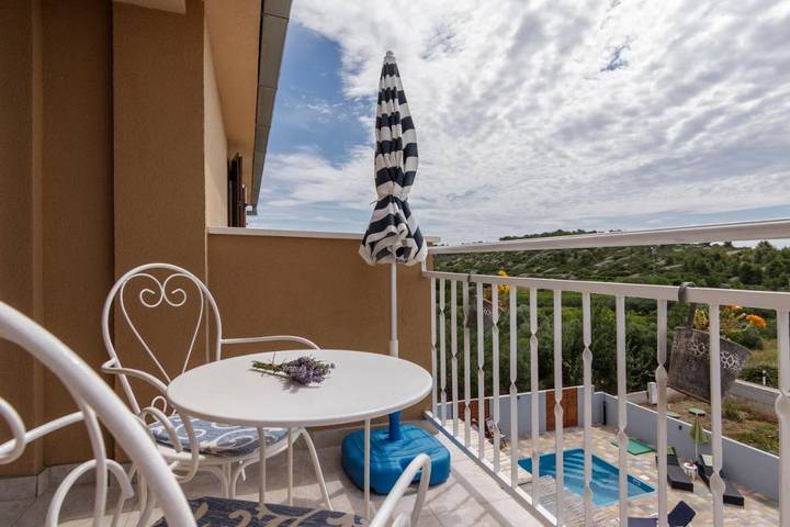 Maison d’hôte pour 2 personnes, avec jardin ainsi que terrasse et piscine dans Vis - 4