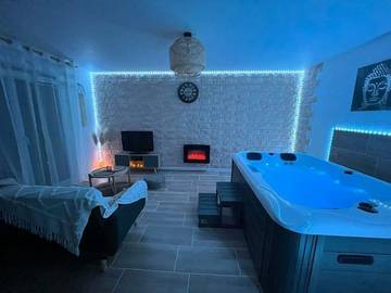 Gîte pour 3 personnes, avec jacuzzi ainsi que piscine et jardin à Mondonville (homonymie)