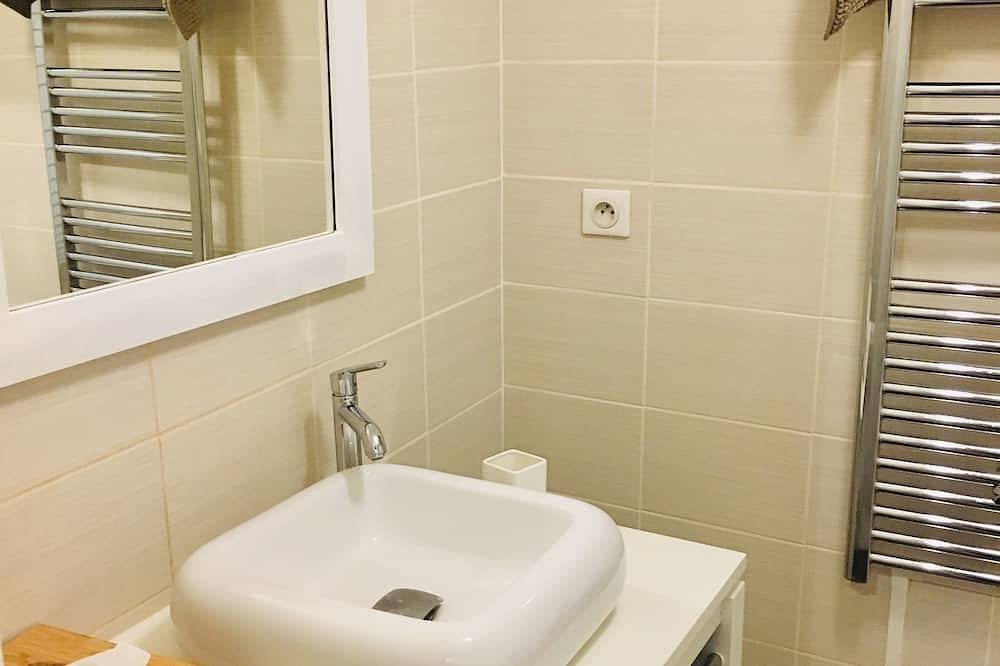 Geheel appartement, Lovely, cosy furnished apartment for 4 people. Vieux-Lille with parking in Rijsel, Lille en omgeving
