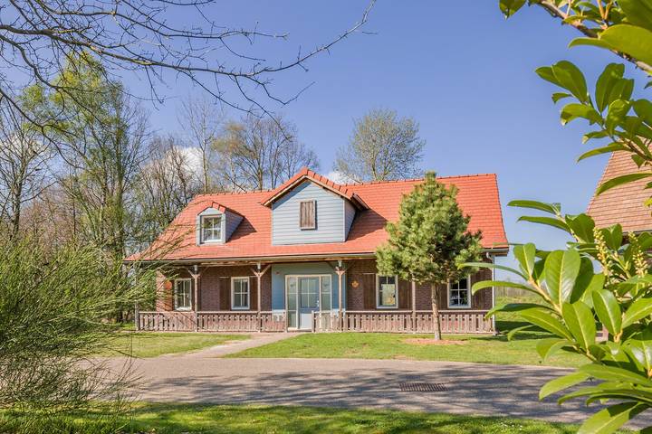 Vakantiehuis voor 18 personen, with Balkon/Terras and Terras as well as Tuin and Zwembad in Weert