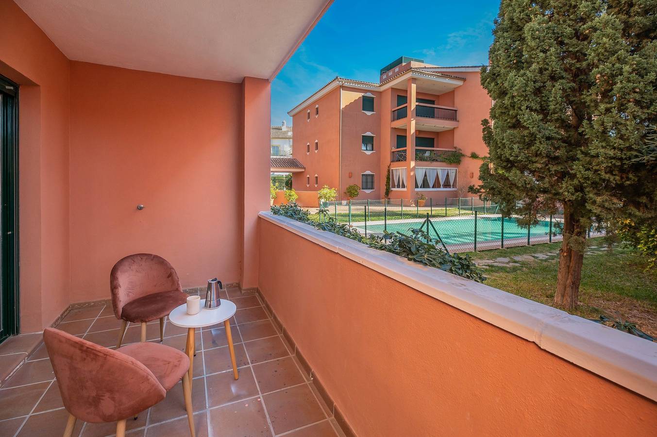 Ganze Wohnung, Ferienwohnung 'Cabopino, Cerca De Todo' mit Gemeinschaftspool, Wlan und Klimaanlage in Marbella Ost, Marbella